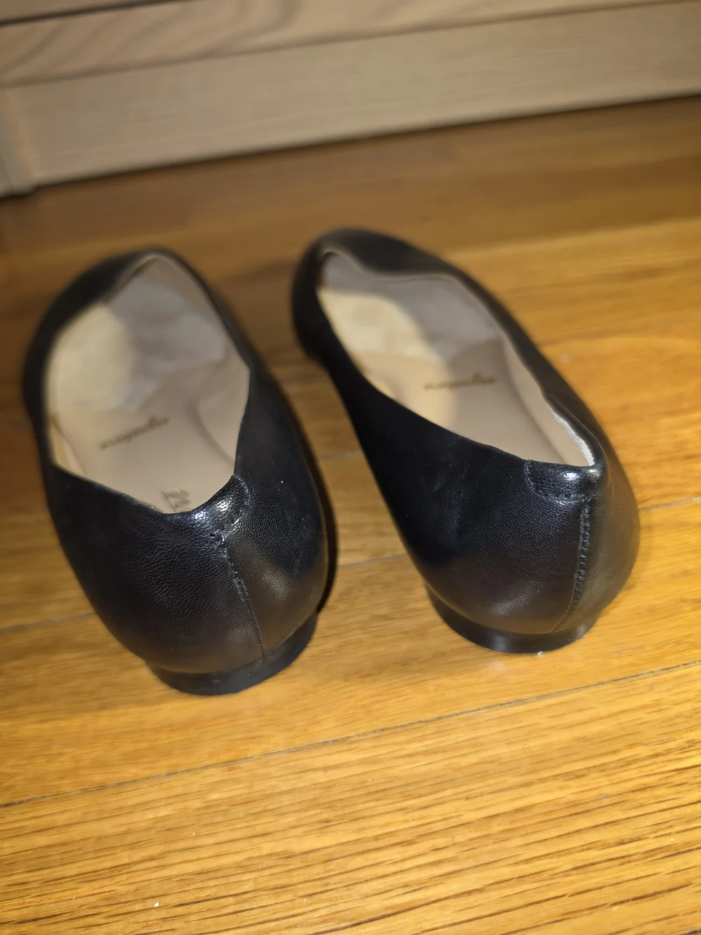 Trotters Estee Black Leather Flats 8WW